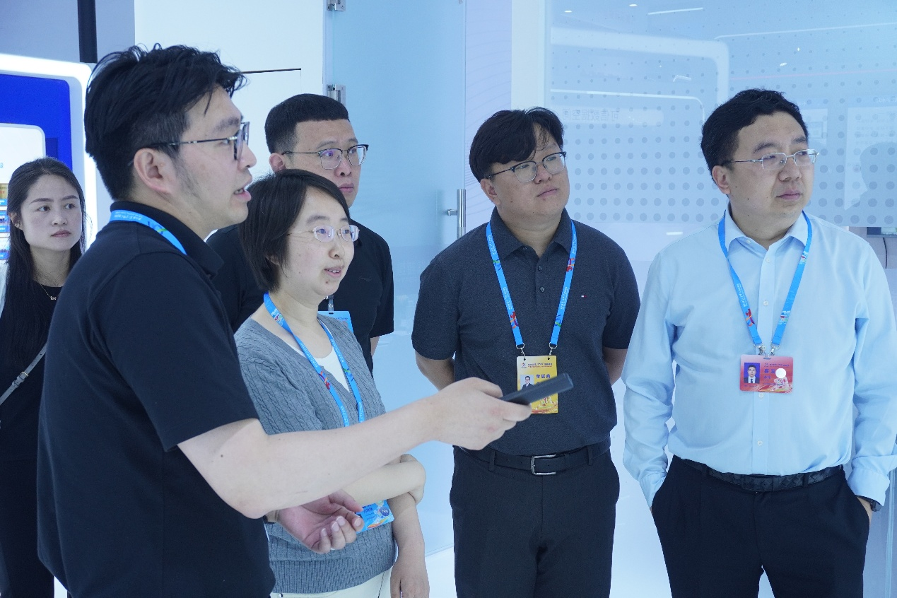 華翔智聯(lián)重磅亮相中國數(shù)字峰會：以“產(chǎn)業(yè)深知+數(shù)字技術(shù)”雙輪驅(qū)動，深度賦能智能制造